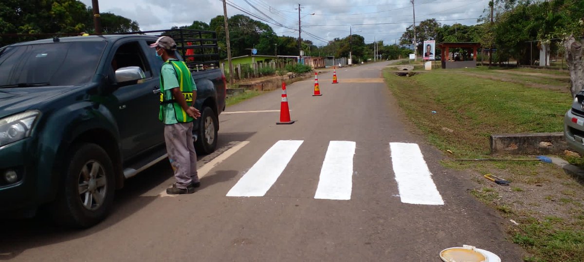 #ATTTCoclé👷‍♂️| Cuadrilla de señalización realiza el mantenimiento de resaltos y pasos peatonales en la comunidad El Cortezo, en el corregimiento de Nata. #TrabajandoPorPanamá🇵🇦