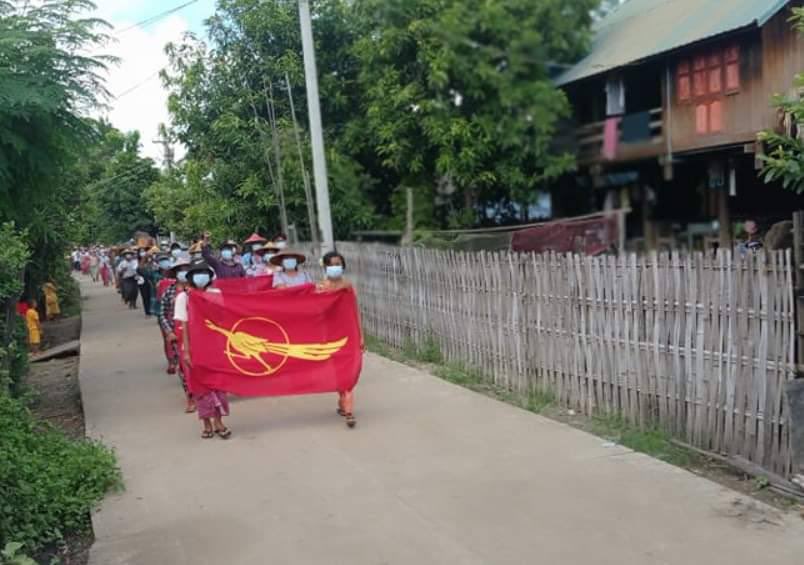 Locals from northern part of Salingyi Tsp &amp; eastern part of Yinmarpin Tsp took to the streets to support CDMers &amp; the PDF in their fight against the military rule.
LEGALIZATION OF NUG
#Oct6Coup
#WhatsHappeningInMyanmar