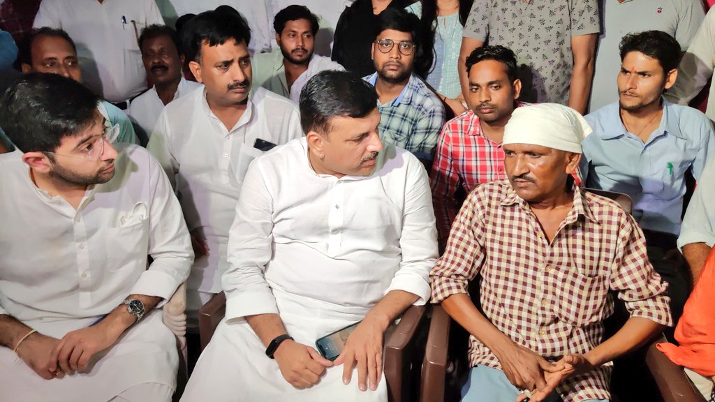 SanjayAzadSln's tweet photo. लवप्रीत जी के परिवार से भी हमारी म��लाकात हुई।किसान का 19 साल का बेटा लवप्रीत मंत्री की गाड़ी से कुचलकर मार दिया गया।
पत्रकार रमन कश्यप हों या किसान नक्षत्तर सिंह हर परिवार दुःखी है सदमें में हैं सबने एक स्वर में कहा "मंत्री पर कार्यवाही होनी चाहिये अब तक किसी की गिरफ्तारी नही" https://t.co/ExMVLQvfiR