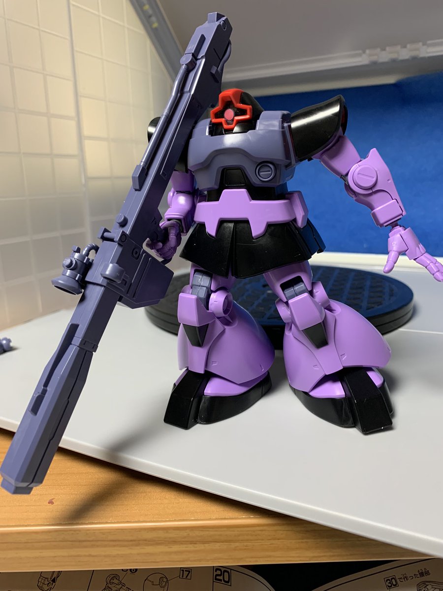 ট ইট র ロッシさん 急いで組み立て かっこいいけどビームバズーカ重くて腕落ちてしまうのは仕方ないかな 右は塗装したドムトローペンです ドムの日