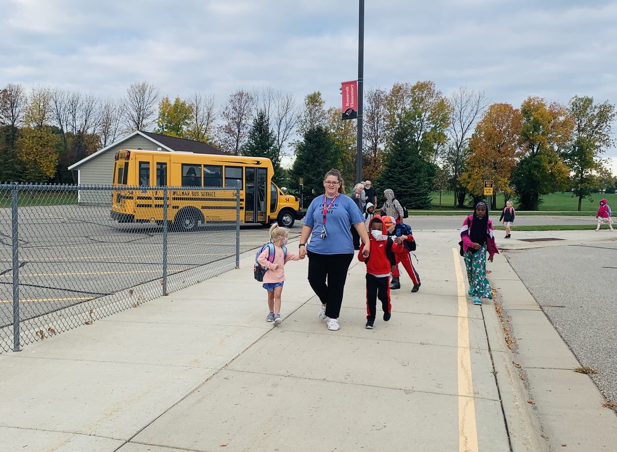 LoriLockharta's tweet photo. It’s national walk to school day!   We participated and we participated well, a huge success!  Fun and healthy positive way to start the day! https://t.co/pJ6TzHmpC9