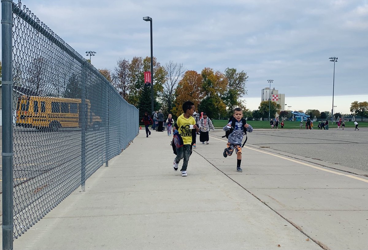 LoriLockharta's tweet photo. It’s national walk to school day!   We participated and we participated well, a huge success!  Fun and healthy positive way to start the day! https://t.co/pJ6TzHmpC9