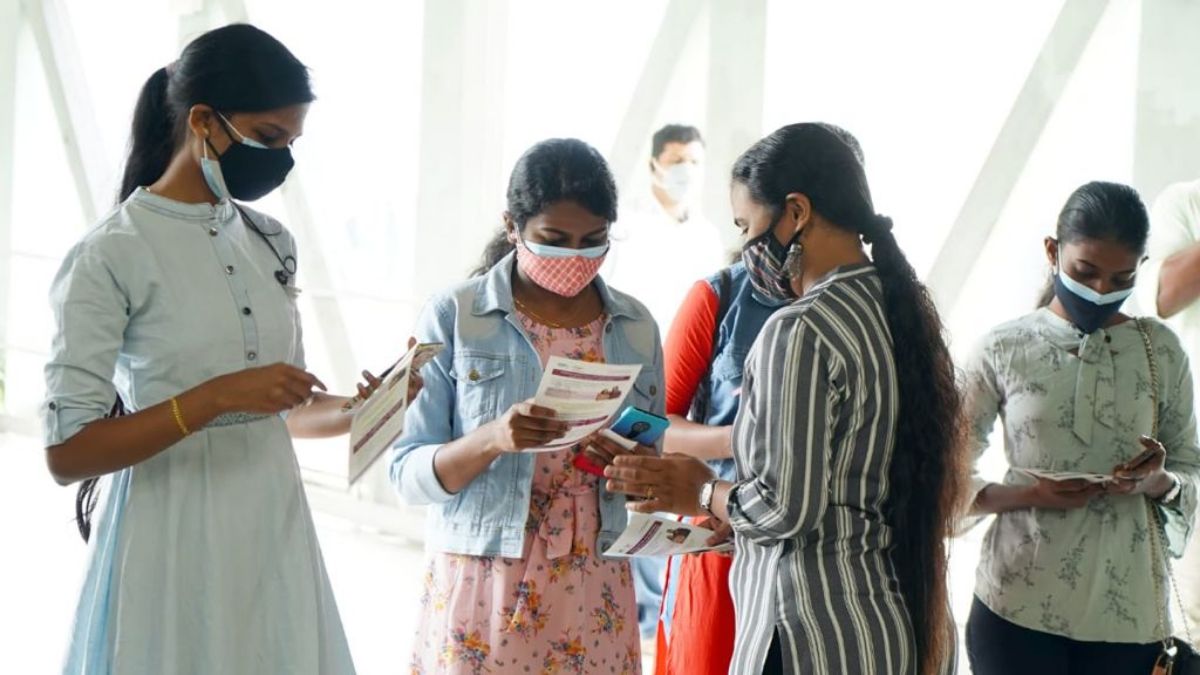 karkinoshealth's tweet photo. Kochi Metro Rail Limited partnered with #KarkinosHealthcare as a part of the 75th #AzadiKaAmrutMahotsav to bring #CancerAwareness among their users.

Karkinos employees reached out to KMRL users to spread awareness on early #CancerScreening &amp; Detection to lead a #CancerFreeLife. https://t.co/Ovtfll5i1G