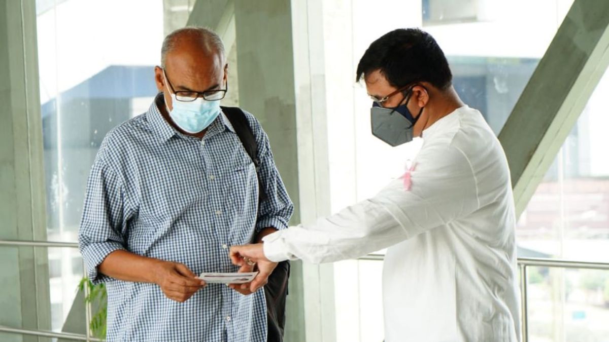karkinoshealth's tweet photo. Kochi Metro Rail Limited partnered with #KarkinosHealthcare as a part of the 75th #AzadiKaAmrutMahotsav to bring #CancerAwareness among their users.

Karkinos employees reached out to KMRL users to spread awareness on early #CancerScreening &amp; Detection to lead a #CancerFreeLife. https://t.co/Ovtfll5i1G