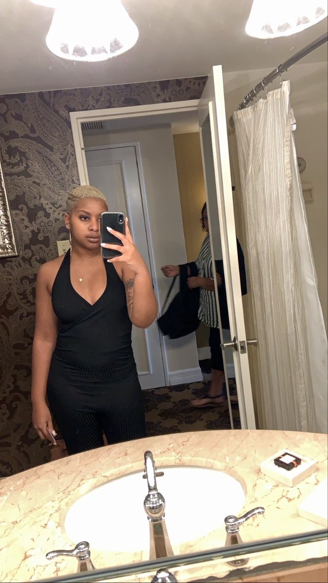 Mimidagoddess_'s tweet photo. happy 3 year to miss baldie. I definitely turned it up some notches when we started out, but it’s super up now that I’m loving myself more 🧡 https://t.co/spWvArEuW1