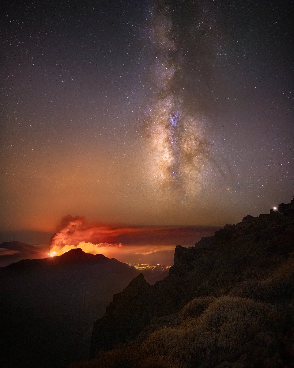 Vista del volcán en La Palma junto con la Vía Láctea está pasada noche desde  lo más alto de la isla.