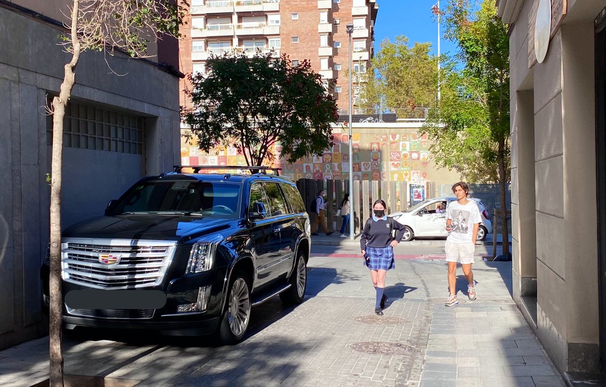 cmarquezdaniel's tweet photo. Podria ser Joe Biden anant a buscar els nets, però no, és una mami que cada dia deixa el seu Cadillac gran quasi com un bus de barri en aquesta plataforma única de Sarrià https://t.co/1EfxNAG47k