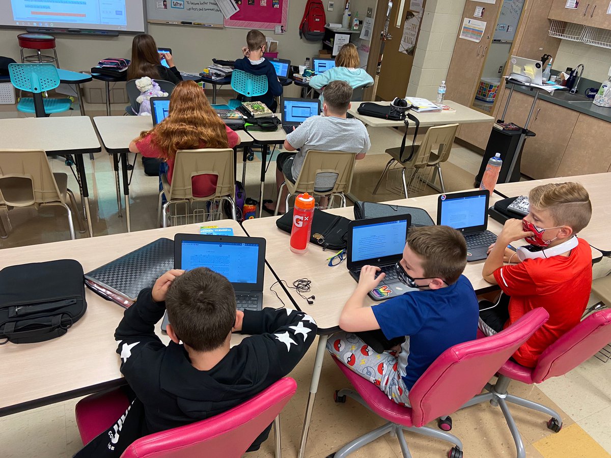 #silverteam5 students <a href="/WilsonsCreekInt/">Wilson's Creek</a> are providing peer feedback on personal narratives using the rubric and Canvas. <a href="/officialSPS/">Springfield Public Schools</a>