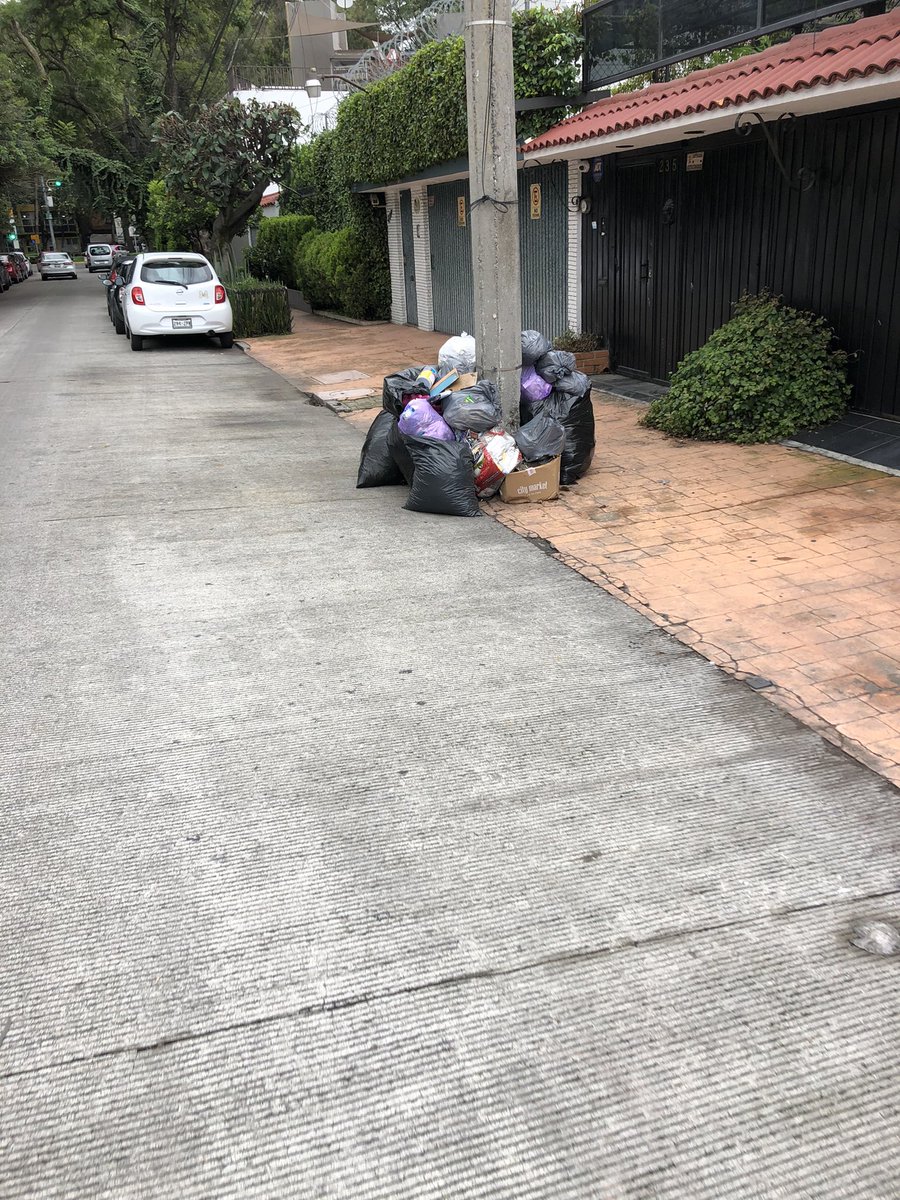 AbdanL1's tweet photo. Mira que ordenados los vecinos de  calle Miraflores  @BJAlcaldia @Delvalle_Quejas https://t.co/x6nxrn1Npt