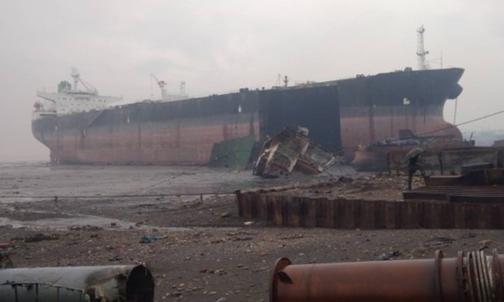 Splash_247's tweet photo. Bangladesh shipbreaking sector sees highest quarterly death toll https://t.co/cfQBBKXu3G https://t.co/9U3JiswobB