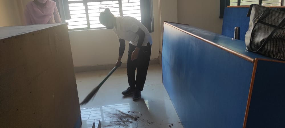 GDC_RS_Pura_NCC's tweet photo. Cleanliness drive by NCC cdts (2J&amp;K Girls BN) of GDC R.S Pura,Jammu under the guidance of ANO Lt.Shaveta Choudhary.Cdts cleaned the campus and raised the slogan'ONE STEP TOWARDS CLEANLINESS'.
@DteJKL
@HQ_DG_NCC
@Gdcpura
@Rajnathsingh_in
@DefenceMin/India
@drajaykumar_ias
@adgpi https://t.co/jnhjzc9ZWi