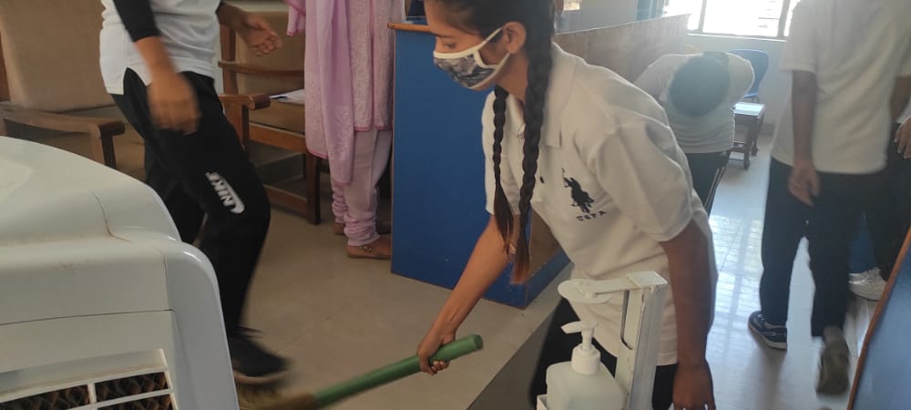 GDC_RS_Pura_NCC's tweet photo. Cleanliness drive by NCC cdts (2J&amp;K Girls BN) of GDC R.S Pura,Jammu under the guidance of ANO Lt.Shaveta Choudhary.Cdts cleaned the campus and raised the slogan'ONE STEP TOWARDS CLEANLINESS'.
@DteJKL
@HQ_DG_NCC
@Gdcpura
@Rajnathsingh_in
@DefenceMin/India
@drajaykumar_ias
@adgpi https://t.co/jnhjzc9ZWi
