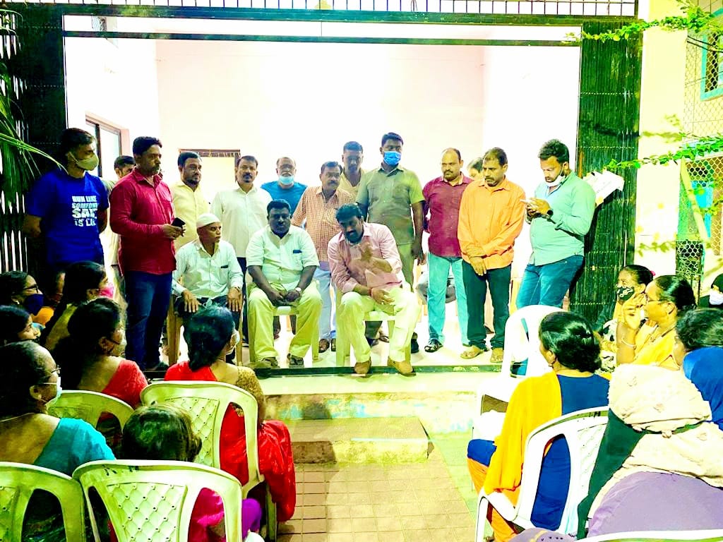 Babafasiuddin's tweet photo. Held a high level review meeting with various basthi committees, mahila groups and local TRS Party cadre on Bathukamma celebrations which will be held on 9th october at high-tech hotel, site3, Borabanda division.

#Bathukamma #Telangana https://t.co/CPsUYd9Xxi