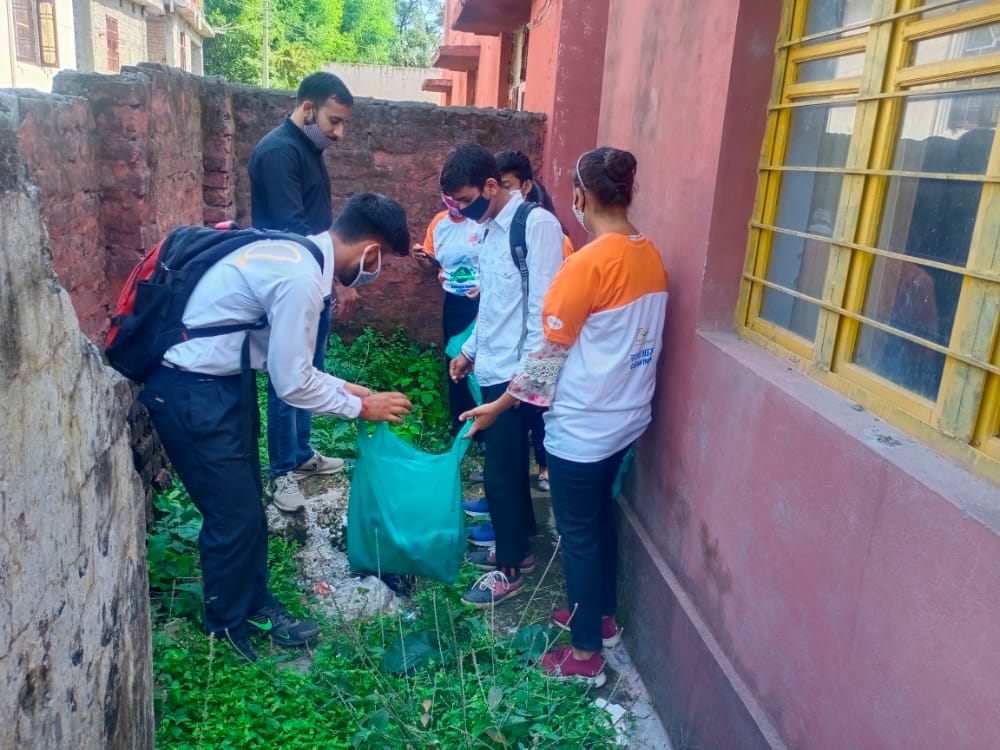 youthmybharat's tweet photo. NYVs along with Physical Education Teachers organised cleanliness drive in Govt. Hr. Sec. School Mansar to create an atmosphere of "#NoPlasticUse" as part of ongoing #CleanIndia campaign. @ianuragthakur @DrJitendraSingh @Nyksindia @Indu_KanwalChib @YouthUdhampur @dioudhampur https://t.co/9jmO7rc7sX