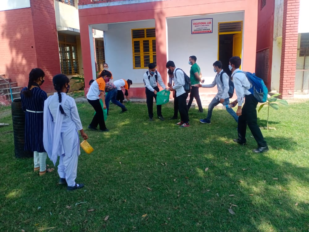 youthmybharat's tweet photo. NYVs along with Physical Education Teachers organised cleanliness drive in Govt. Hr. Sec. School Mansar to create an atmosphere of "#NoPlasticUse" as part of ongoing #CleanIndia campaign. @ianuragthakur @DrJitendraSingh @Nyksindia @Indu_KanwalChib @YouthUdhampur @dioudhampur https://t.co/9jmO7rc7sX