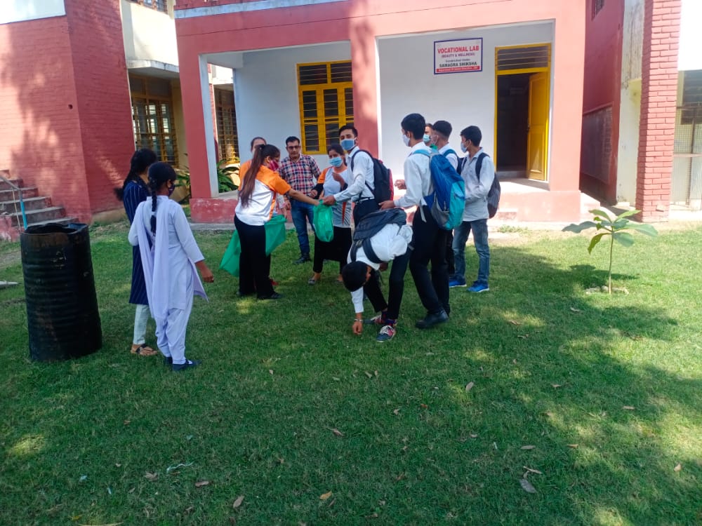 youthmybharat's tweet photo. NYVs along with Physical Education Teachers organised cleanliness drive in Govt. Hr. Sec. School Mansar to create an atmosphere of "#NoPlasticUse" as part of ongoing #CleanIndia campaign. @ianuragthakur @DrJitendraSingh @Nyksindia @Indu_KanwalChib @YouthUdhampur @dioudhampur https://t.co/9jmO7rc7sX