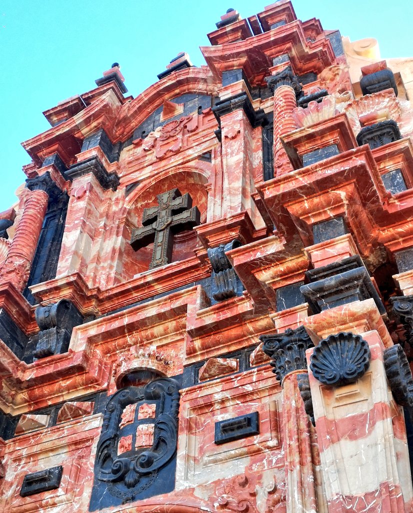 👀🔴⚫Nunca antes habías podido disfrutar de los colores originales de la fachada de la Basílica de la Vera Cruz de Caravaca.
Tras un año de restauración, hoy la retirada de los andamios ha descubierto un auténtico espectáculo para los sentidos y un emblema del barroco español...