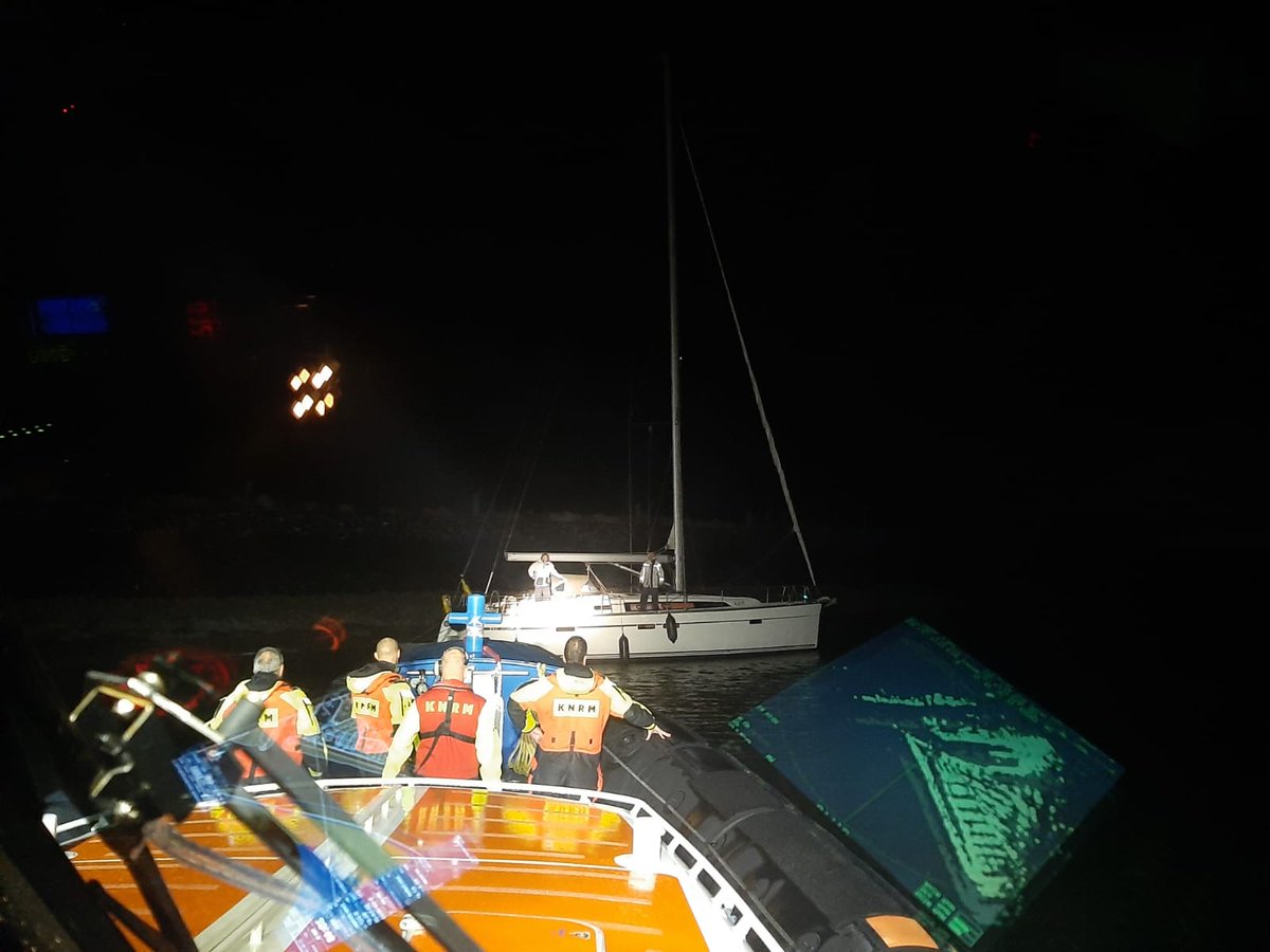 Tijdens de vaste onderhoudsavond is een jacht bij het aanleggen in de haven op drift geraakt en vastgelopen op de strekdam van de jachthaven. De Zeemanshoop heeft jacht ter controle bij een jachtwerf afgeleverd.

Lees het volledige verslag op knrm.nl/nieuws/knrm-re…