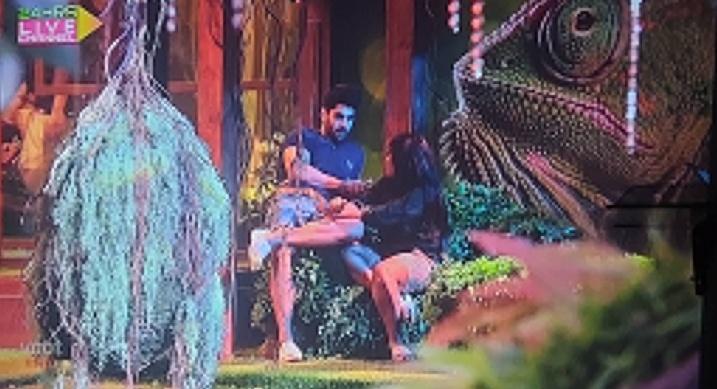 BiggBoss_20's tweet photo. LIVE FEED
#AfsanaKhan - Sher kab dahadega?
#SimbaNagpal - Jab uska maan karega!! π―π
So cute πππ
Follow @Bigg_Boss_BB15
#BiggBoss #ColorsTV
#BB15 #BiggBoss15 #SimbaIsTheBoss #SimbaForTheWin https://t.co/1tBgQ5k6q4