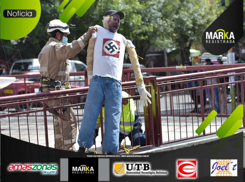 #MantenDistancia #5AñosInformando 
Trabajadores ediles proceden a retirar los muñecos y pancartas referentes a Luis Fernando Camacho que estaban colgados en el nudo Villazón.