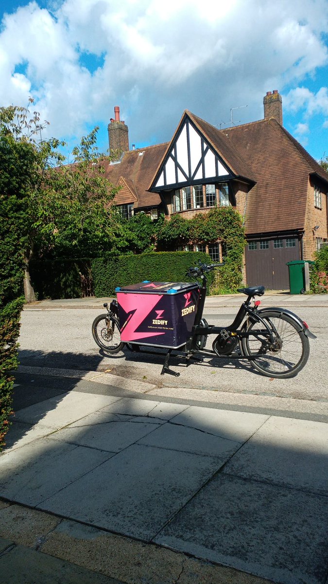 ZedifyFLY's tweet photo. Out and about in the #Finchley neighbourhood on a sunny day. We're now delivering for a host of local businesses including @BarnetPost,  zero waste products from The Impact Store, delicious plant based meals from The Whole Bowl and deli produce from L&amp;D stores :) Time to join up? https://t.co/55fAgCQGmQ