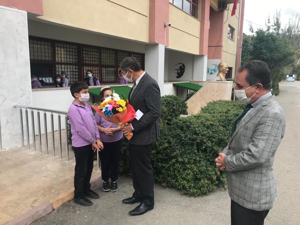 Milli Eğitim Müdürümüz Sn.@ismail_gunday ve  
Şube Müdürümüz Sn.<a href="/NaciCENGZ1/">Naci CENGİZ</a>
5 Ekim Dünya Öğretmenler Günü ve 6 Ekim İstanbul’un Kurtuluşu vesilesiyle Ali Fuat Cebesoy İlkokulu ve Orhan Veli Ortaokulu’nda öğrenci ve öğretmenlerle biraraya geldi.