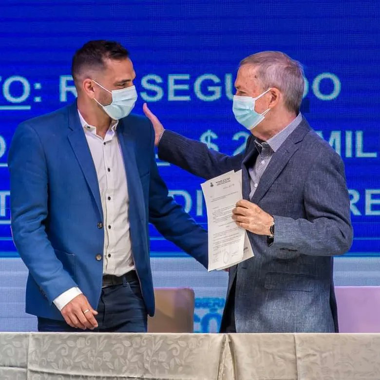ChestaDario's tweet photo. Junto al gobernador y amigo @JSchiaretti anunciamos una de las obras mas esperada y necesaria. 

 En poco tiempo Rio Segundo contará con la duplicación de calzada de la Ruta Nacional N9, la cual en esta primera etapa será desde la curva de Tensolite hasta la calle Corrientes. https://t.co/Tvi4bLg3oE