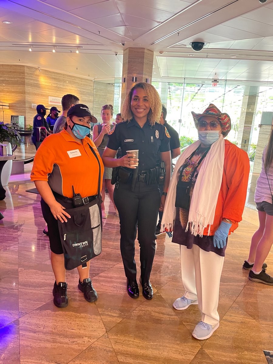 CoachTRegueira's tweet photo. Thank you to the Downtown community for coming out and showing support at National Coffee with a Cop. Thank you to Intercontinental Hotel for hosting this great event; it was a great turn out. #buildingcommunityrelationship https://t.co/sVZ3nhi394