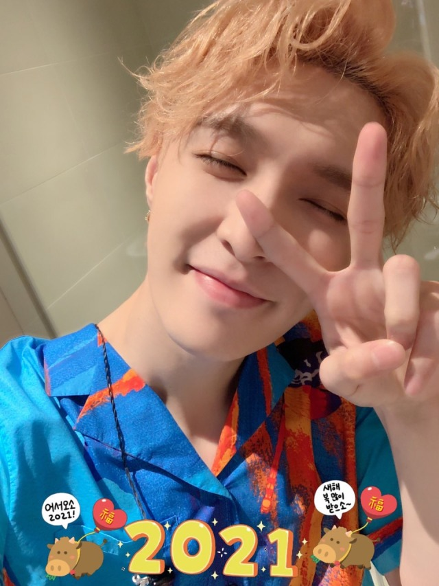 zyxarchive's tweet photo. Today is such a special day, it's @layzhang's 30th birthday. Thank you for always sharing your music and art with us, we love you, Yixing. 💜

Always by your side. 💜

#HappyLayDay 
#AllRounderLAYDay 
#LAYTrueFire https://t.co/j92U6QXNTL