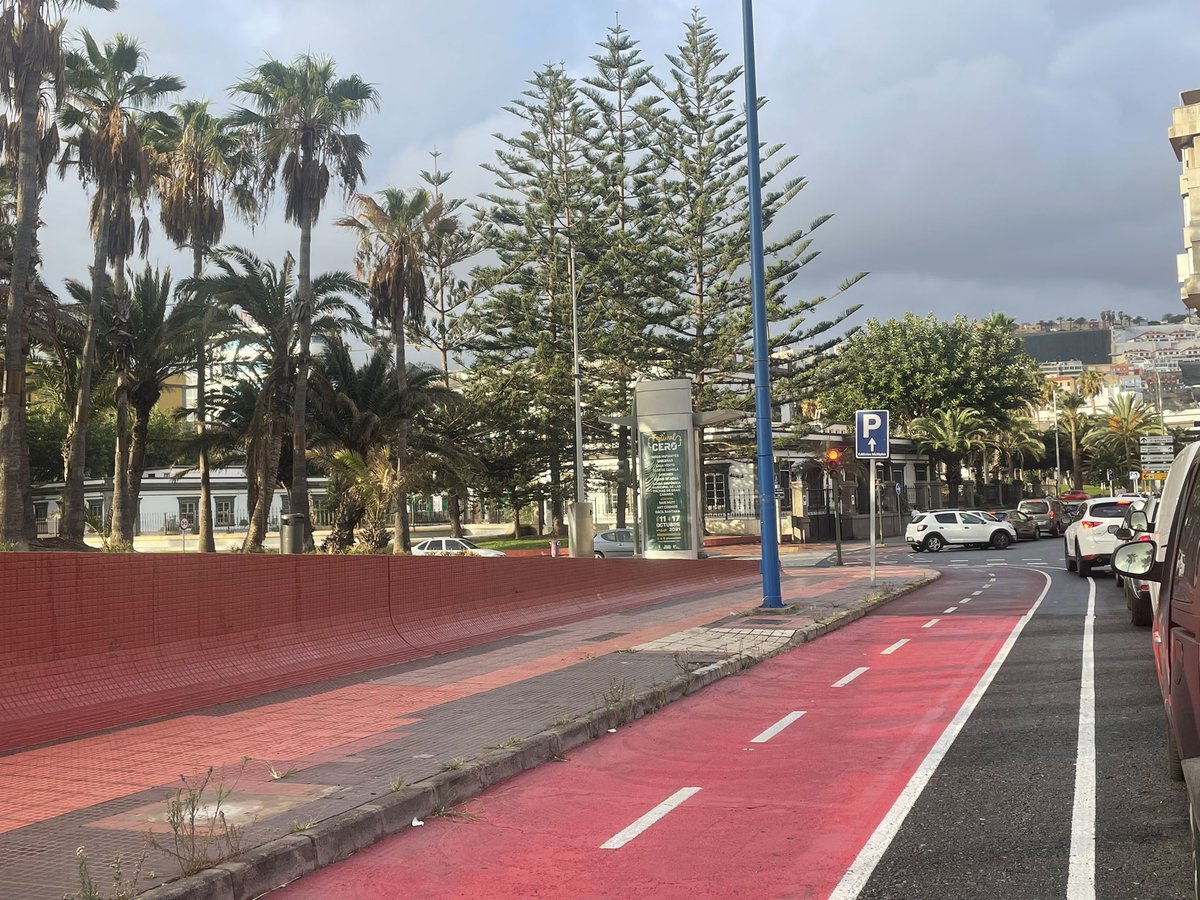 JessicaFS1985's tweet image. Existen un semáforo del terror, que dura en verde para los vehículos exactamente 16 segundos en hora punta. ¿Quieres saber cual es? Vente de la Avenida Marítima hacia la Plaza de la Feria.  @AyuntamientoLPA  @PoliciaLPA  ¿que tal si regulamos un poco el tráfico de esa zona? 😏