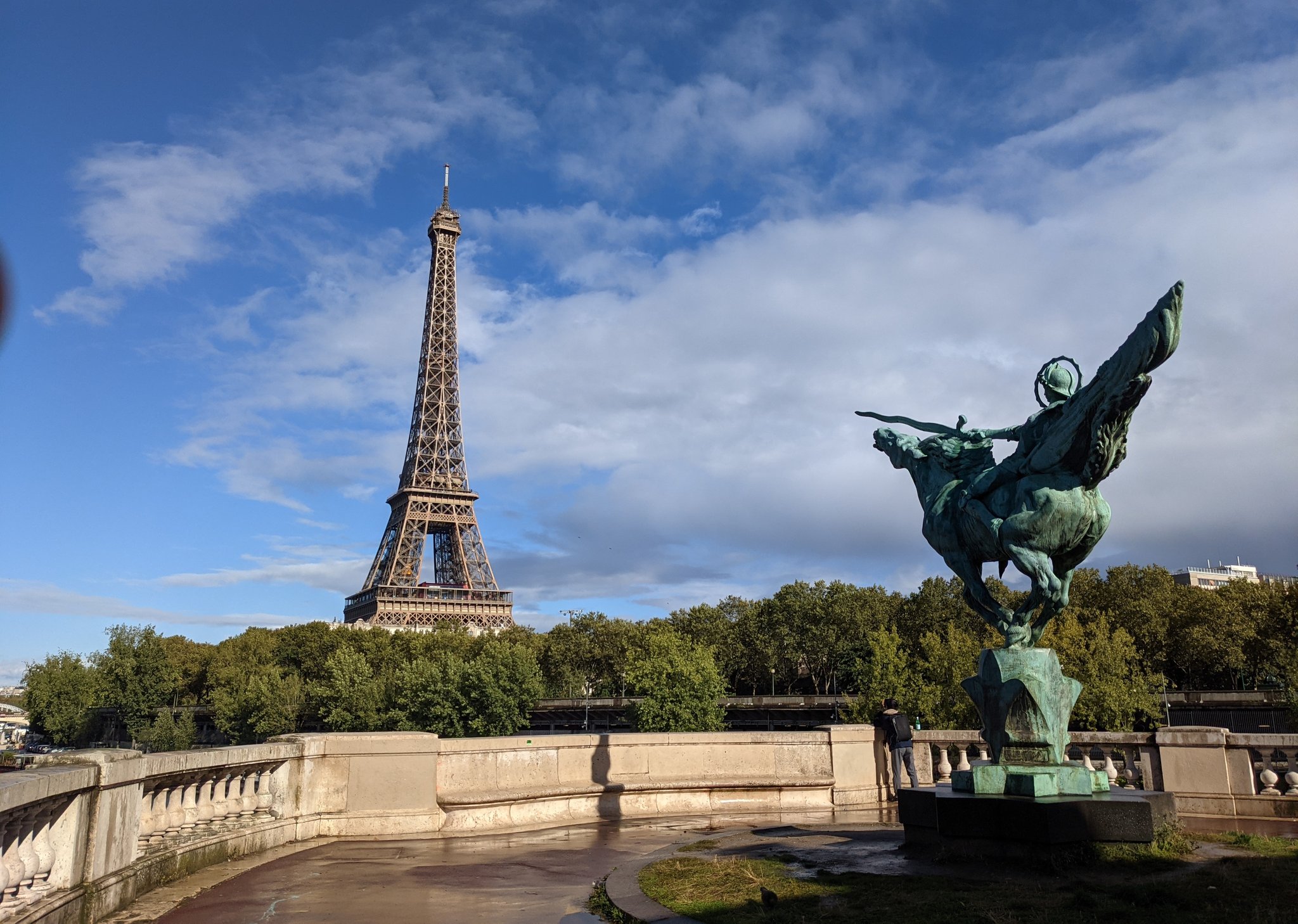 きゃらめる フランス暮らし 雨上がりのビル アケム橋 美しい 橋 トラム パリ フランスおすすめ Lepontdebirhakeim ビルアケム橋 ビラケム橋 秋晴れ 雨上がり パリ15区 パリ16区 映え 写真 エッフェル塔 Toureiffel