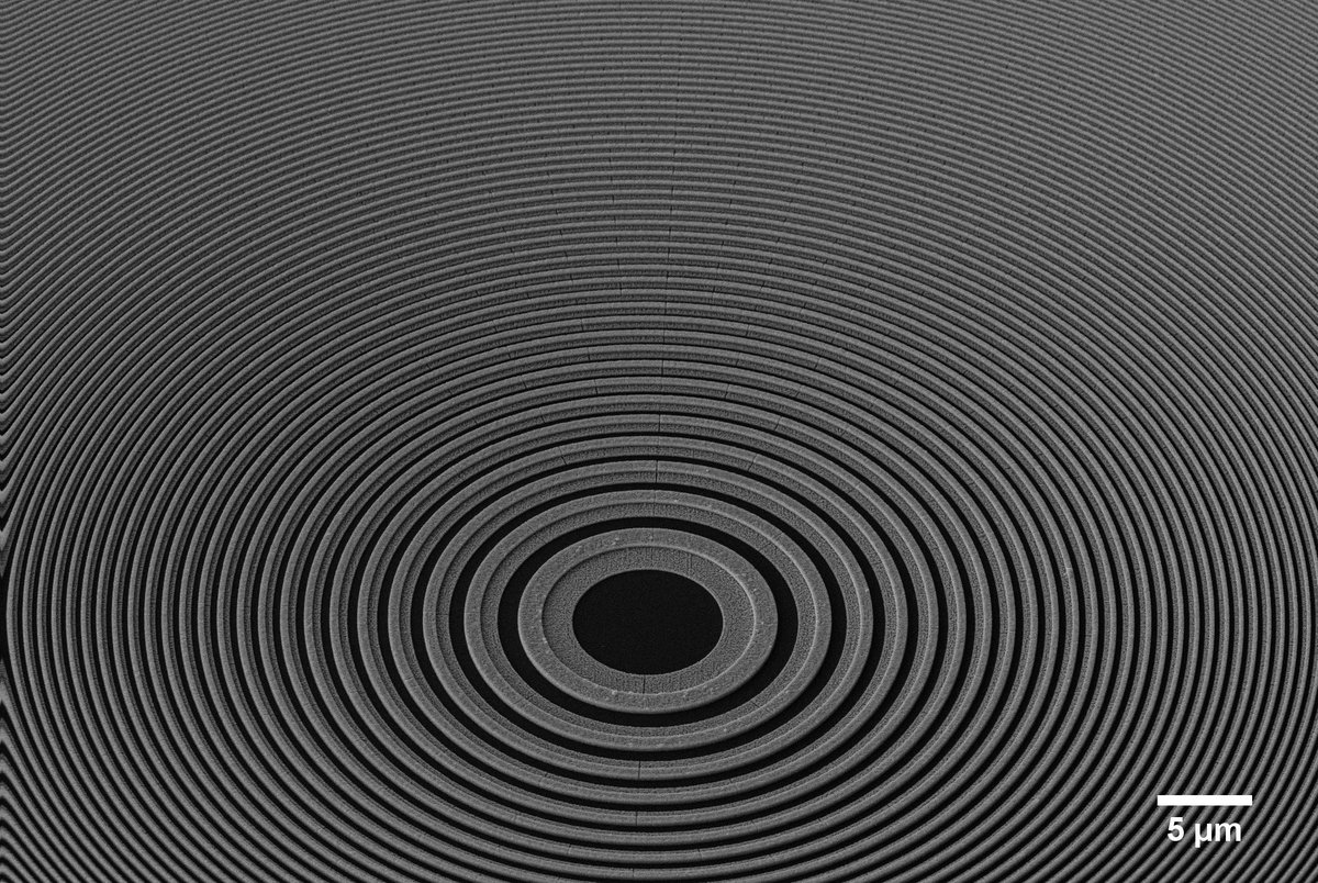 AppliedNT's tweet photo. Unlike glass lenses, metallic lenses such as this gold multi-layered Fresnel zone plate use diffraction and not refraction to focus light. They are only the width of a human hair and are often used to focus extreme ultraviolet and X-ray wavelengths.
#xray #Optics #nanotechnology https://t.co/oDg2gfShUO