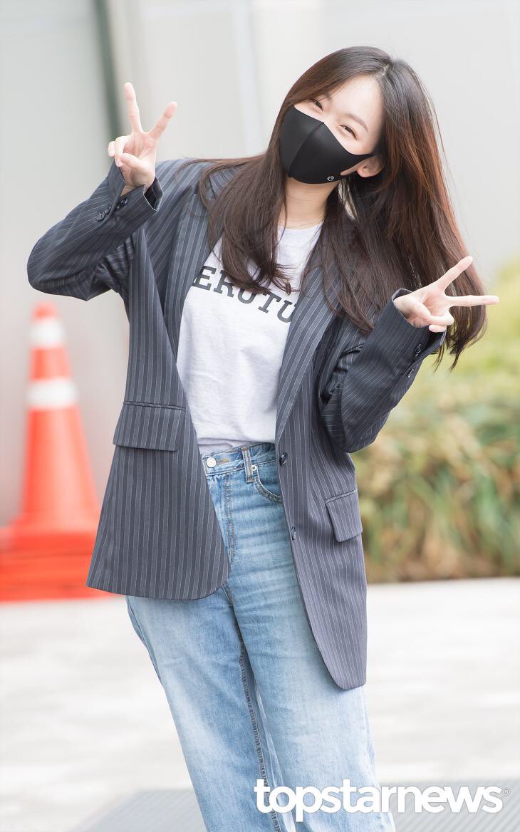 jinkijooarchive's tweet photo. 211006 #지금부터_쇼타임 
대본리딩 출근길 기사 사진 📸  (1/2)

#진기주 #Jinkijoo https://t.co/5lv49Y3d4B