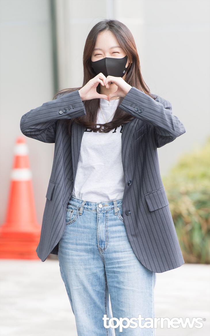 jinkijooarchive's tweet photo. 211006 #지금부터_쇼타임 
대본리딩 출근길 기사 사진 📸  (1/2)

#진기주 #Jinkijoo https://t.co/5lv49Y3d4B