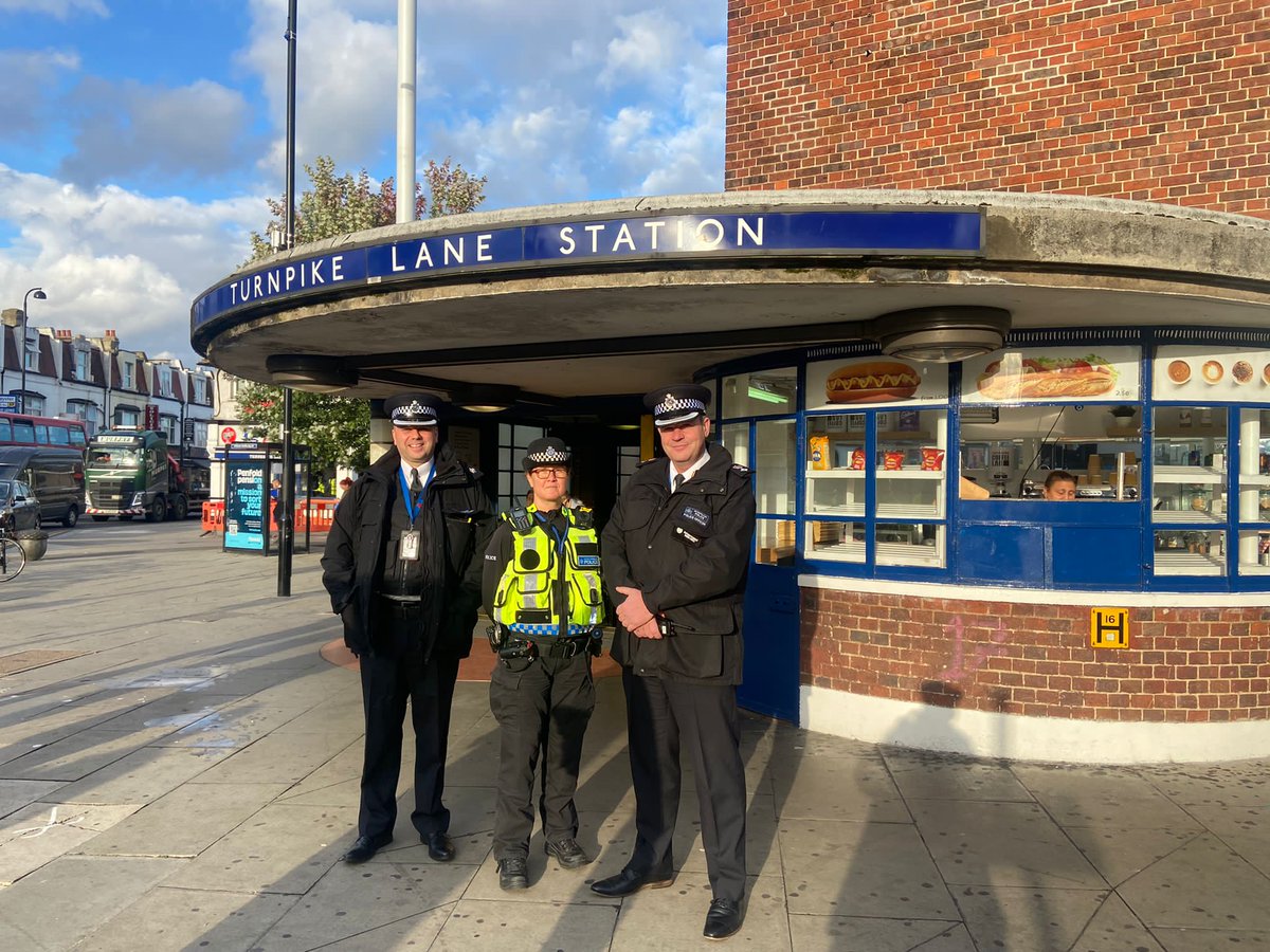 MPSHaringey's tweet photo. Our top priority remains to suppress violence.
Extensive work is being carried out to reduce drug activity, violence and anti-social behaviour.
Our Senior Leadership Team conducted a walk & talk with the local community in #DuckettsCommon #TurnpikeLane.
#OpRook https://t.co/U7DlL0ElqM