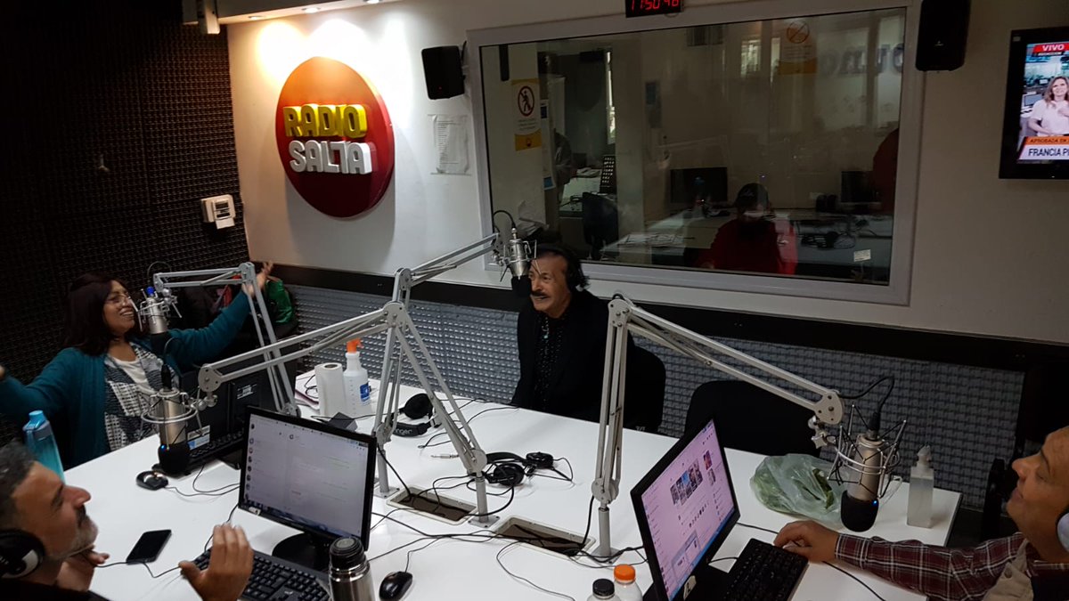 RadioSaltaAM840's tweet photo. #Cumbia #Espectáculos 
Compartimos #SinFiltro instantáneas de la visita de Antonio Ríos a los estudios de #RadioSalta 
Gracias maestro!!! https://t.co/6GMgth1lup
