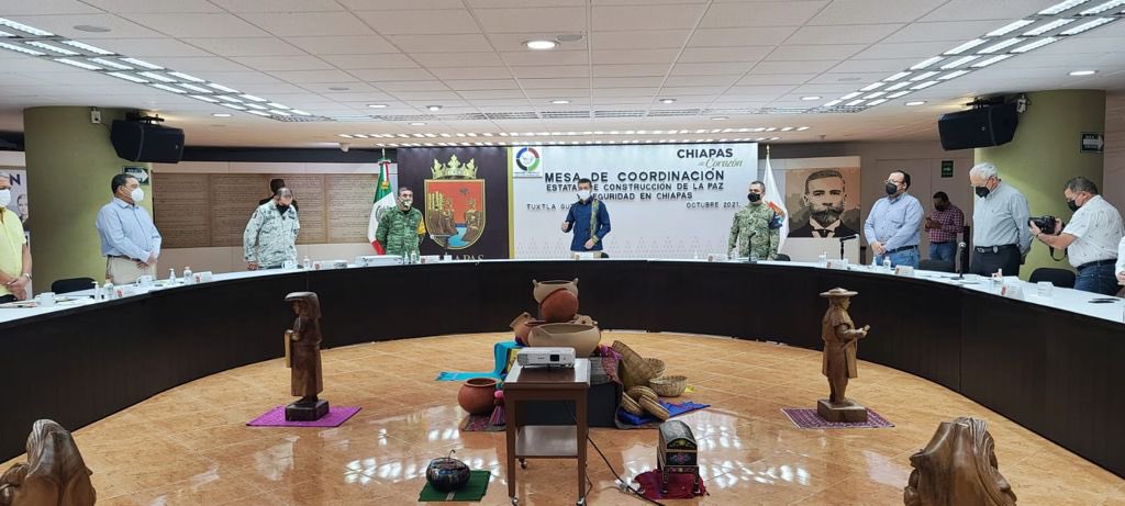 RutilioEscandon's tweet photo. En las #MesasDeSeguridad los tres órdenes de Gobierno trabajamos de forma coordinada y comprometida revisando estrategias y planes para el desarrollo de Chiapas. https://t.co/uu75FAorMH