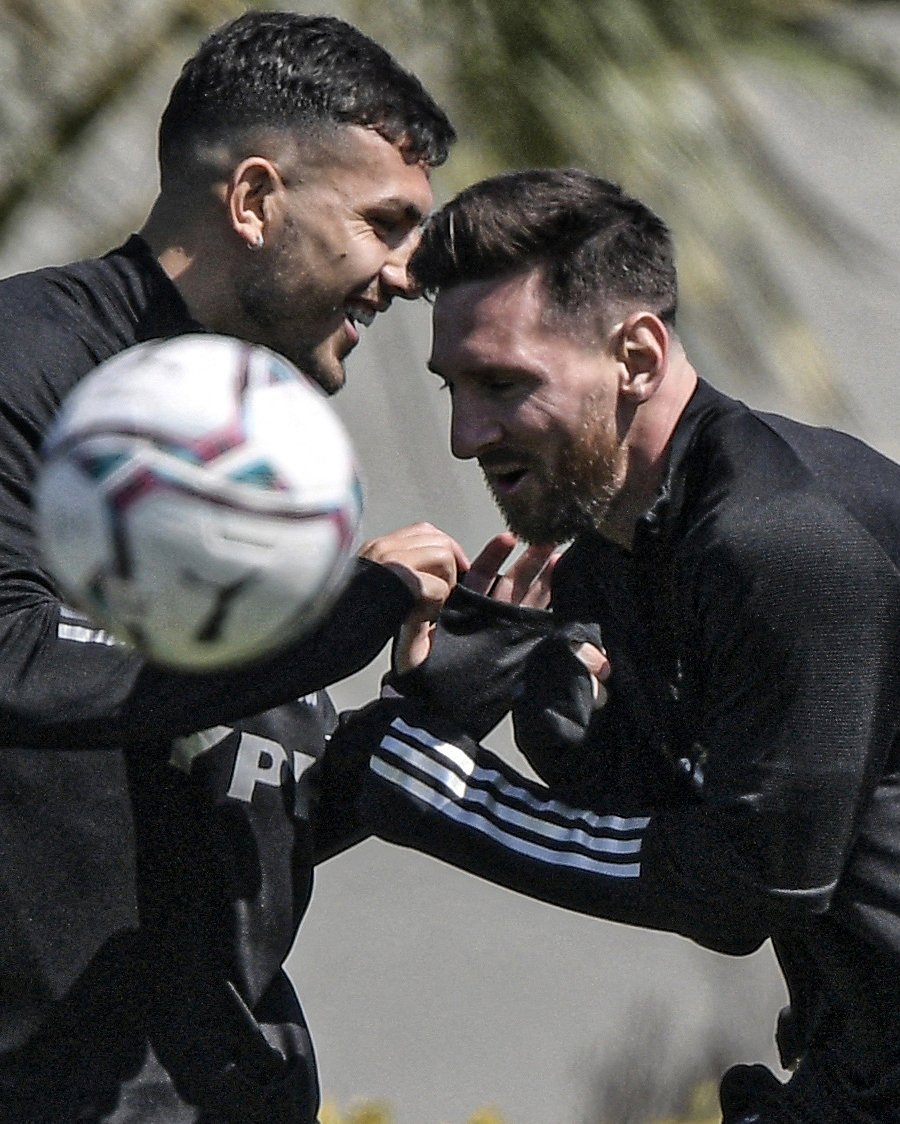 brfootball's tweet photo. Messi loves the Argentina camp 🤗 https://t.co/rHn1lsyKZ8