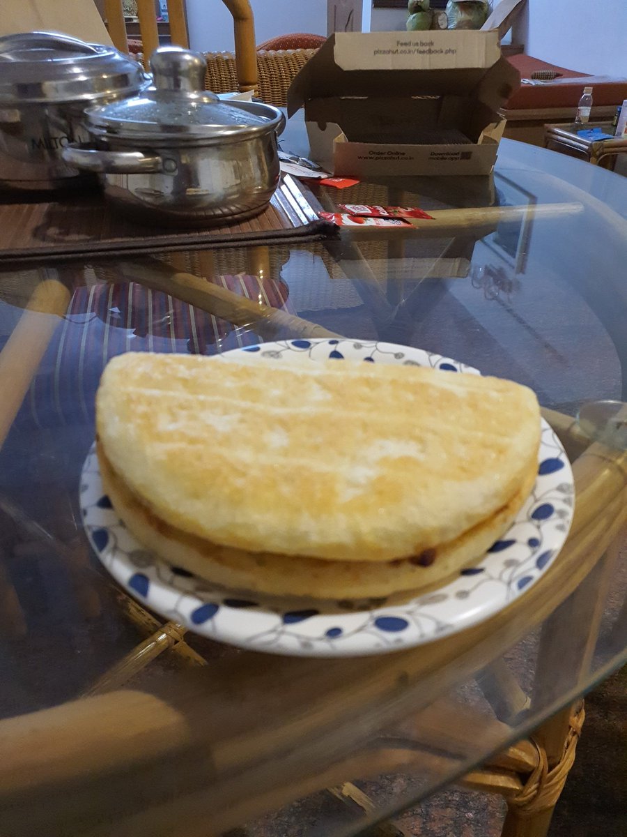 e_safha's tweet photo. @pizzahut 
When u order garlic cheese bread and get a pack that says garlic sticks and to too of it u see this!! https://t.co/rQQ1yroSmf