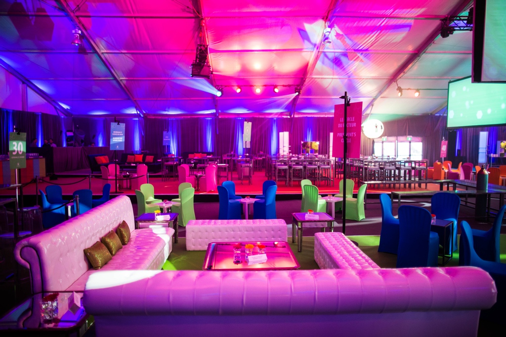 Are you window shopping for the hottest lights for your next event? Look no further, because you can find the best GLOW pieces right here at Lou Lou lounge! ❤️