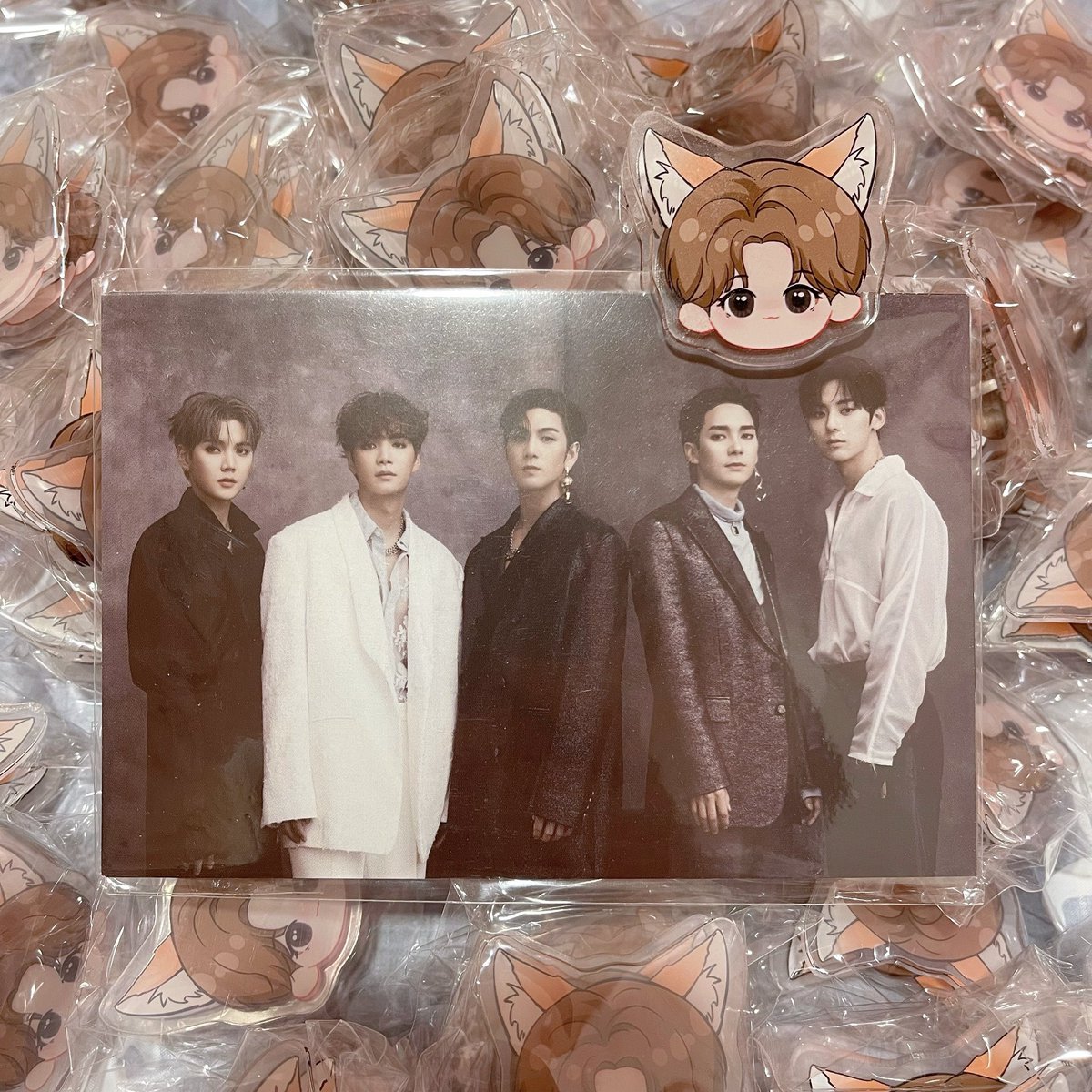 Tikimia17's tweet photo. #Baek_to_Min Cafe Event Fan Support  

📆 10th Oct 2021 @NUtopiaSG 
📍Gather the Misfits @gtm_cafe
⏰ 11am to 6pm
🦊 MinHyun acyclic clip

Made 70pcs although I dunno whether LOΛElies will turn up but hope to see you all there 🥰 ~

#BAEKHO #백호 #민현 #MINHYUN
#NUEST #뉴이스트 https://t.co/F4lGJQBBgY