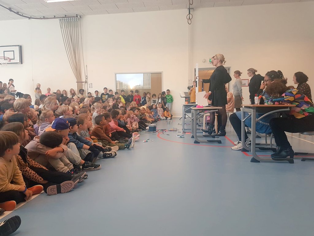 Het kon weer deze vrolijke noot die inmiddels traditie is.  Wat een plezier hadden de kinderen, maar ook de juffen en meesters bij het spelen van een prentenboek. #kinderboekenweek