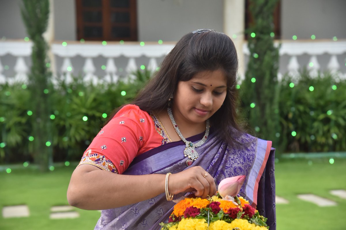 బతుకమ్మ శుభాకాంక్షలు
#Bathukamma2021
#BathukammaFestival #Festivalofflowers