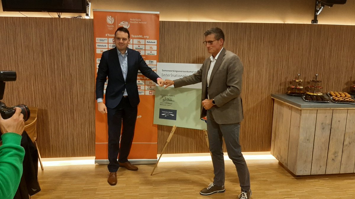 Julius Lindenbergh (@juliuslindenbe2) on Twitter photo Met Tjark de Lange, voorzitter Nederlands Handbal Verbond <a href="/Handbal_NL/">Handbal Nederland</a>, de samenwerkingsovereenkomst voor nationale en internationale wedstrijden in onze <a href="/Topsportcentr/">Topsportcentr Almere</a> met drie jaar verlengd. Vanavond volle bak voor de dameswedstrijd tegen Wit-Rusland. Met Tjark de Lange, voorzitter Nederlands Handbal Verbond <a href="/Handbal_NL/">Handbal Nederland</a>, de samenwerkingsovereenkomst voor nationale en internationale wedstrijden in onze <a href="/Topsportcentr/">Topsportcentr Almere</a> met drie jaar verlengd. Vanavond volle bak voor de dameswedstrijd tegen Wit-Rusland.