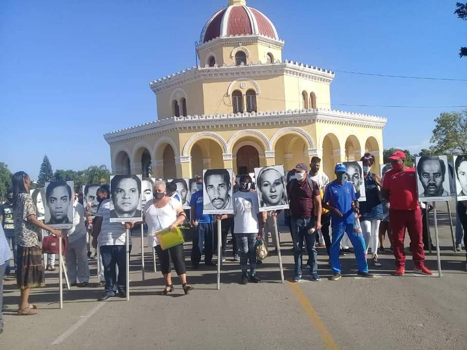 Una representación de nuestro pueblo esta mañana se dio cita ante el Panteón de las FAR en la Necrópolis de Colón, para rendir tributo a sus mártires👇 A 4️⃣5️⃣ años del horrendo crimen el‼️PUEBLO ENÉRGICO Y VIRIL LLORA y la INJUSTICIA TIEMBLA‼️
#TerrorismoNuncaMas
#DefendiendoCuba