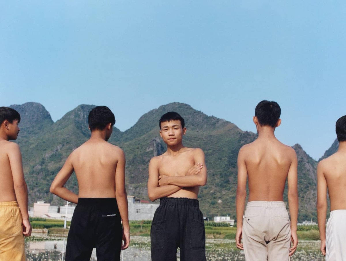 MMFotografas's tweet photo. - Su serie Boys of Hong Kong, se centra en la nueva generación de hombres de Hong Kong; liberarando de los estereotipos occidentales a los hombres asiáticos. Me + Mine, hecha durante la pandemia, ilustra a 44 mujeres de todo el mundo, https://t.co/xwaMSRgclS