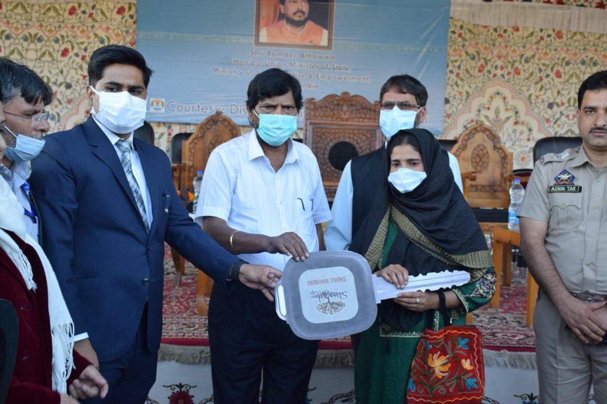 Employmentbpr11's tweet photo. @RamdasAthawale today distributed small commercial vehicles to many benificires from Bandipora under #Mumkin scheme.Congratulating the youth he wished for their succesful future as they embark on a new journey as selfemployed entrepreneurs.
@dcbandipora @owais_ias
@listenshahid https://t.co/xqOPQMnlMF