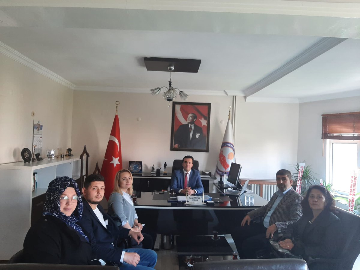 Akgenckilimli's tweet photo. Ak Parti Kilimli İlçe Başkanı Sedat Demirci, Ak Parti Kilimli İlçe  Kadın Kolları ve Gençlik Kolları olarak Kilimli İlçemizde  yeni göreve gelen Kaymakam Nejdet Özdemir'e Hayırlı Olsun Ziyaretinde Bulunduk. Kendisine yeni görevinde başarılar dileriz. https://t.co/k8cbq3jDXJ
