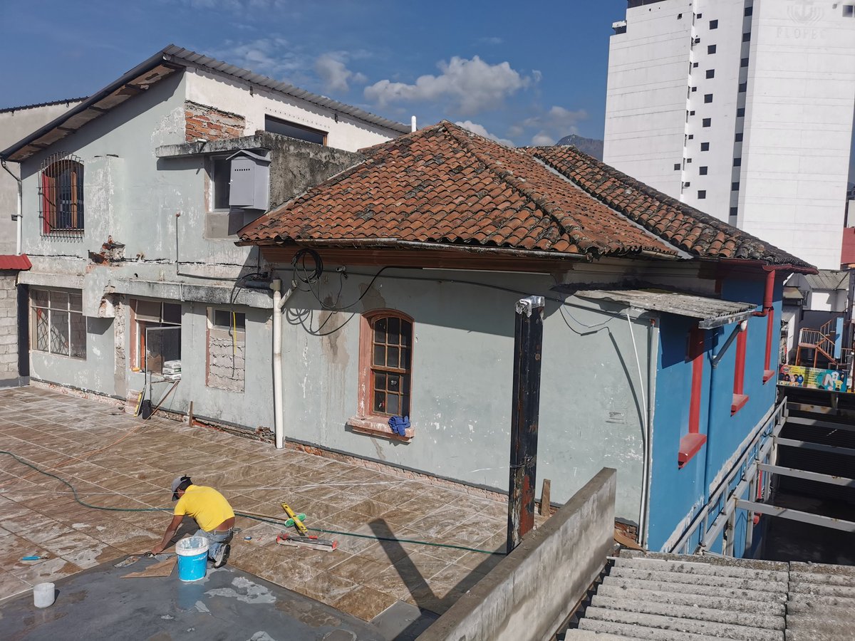 teof1981's tweet image. Siguen haciendo pedazos un bien inventariado para convertir en una cantina de mala muerte. @amcquito @santiguarderas hagan algo no permitan que siga todo mal. Esta construcción debe ser derrocada no somos una burla