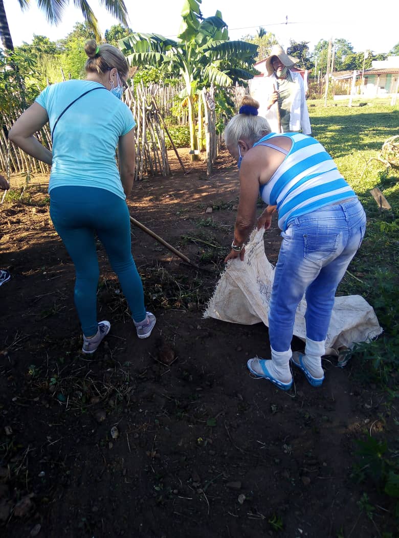 Continúan las labores de limpieza y embellecimiento para el reinicio del curso escolar. <a href="/Jenny96324990/">Jenny Perera Perez</a> <a href="/MarielaAcostaM1/">Mariela Acosta Mesa</a> <a href="/FarinaEstevez/">Yoandry Fariña Estévez</a> <a href="/liemodpe/">liemo@dpe.vc.rimed.cu</a> <a href="/dmesantaclaravc/">DGE Santa Clara</a> <a href="/dmesantodomingo/">DME Santo Domingo</a> <a href="/YadiraA87410523/">Yadira Alvarez García</a>